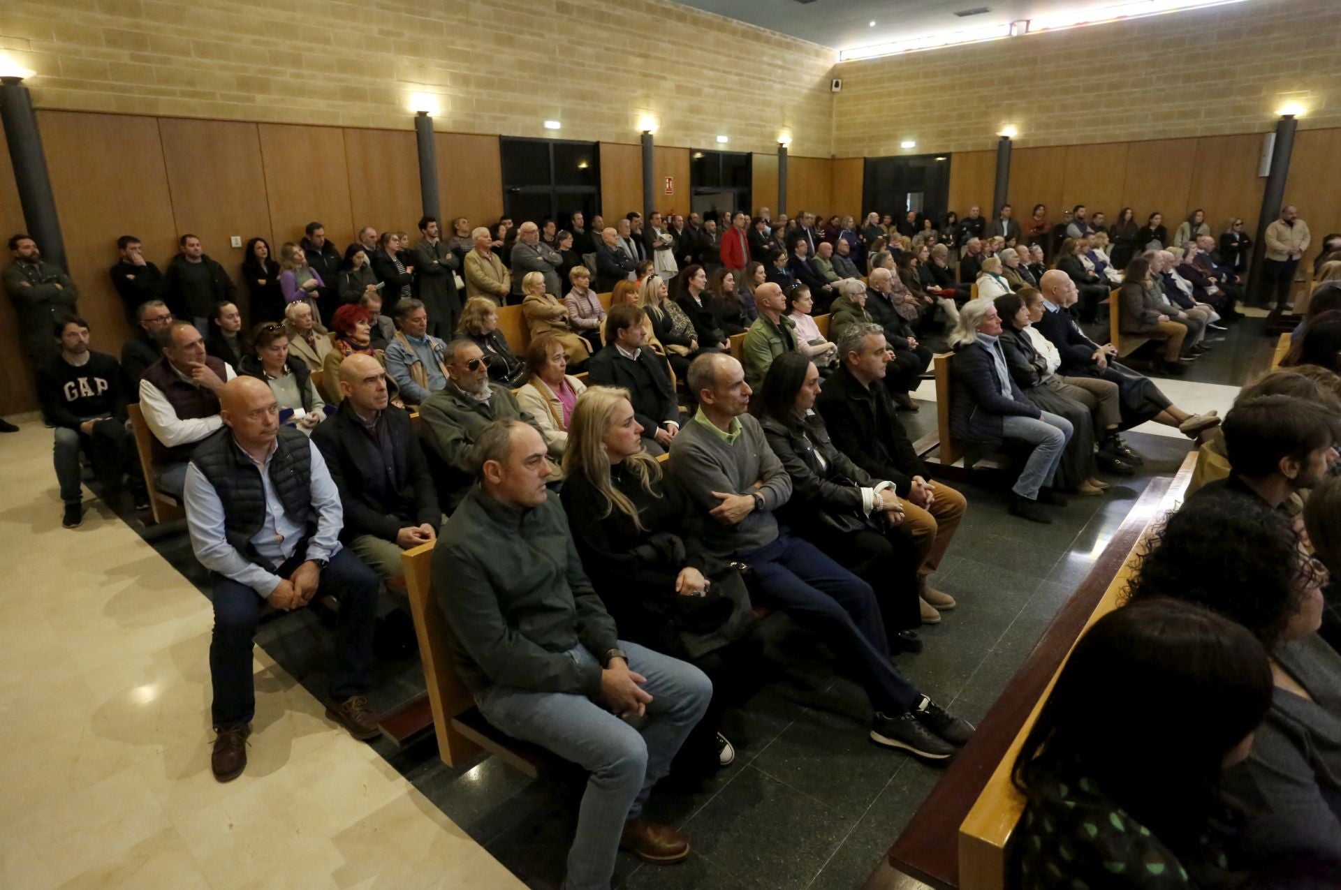Multitudinaria despedida al hostelero gijonés César Telenti
