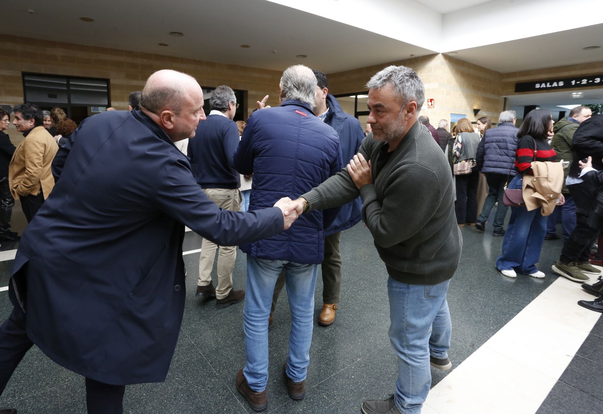 Multitudinaria despedida al hostelero gijonés César Telenti