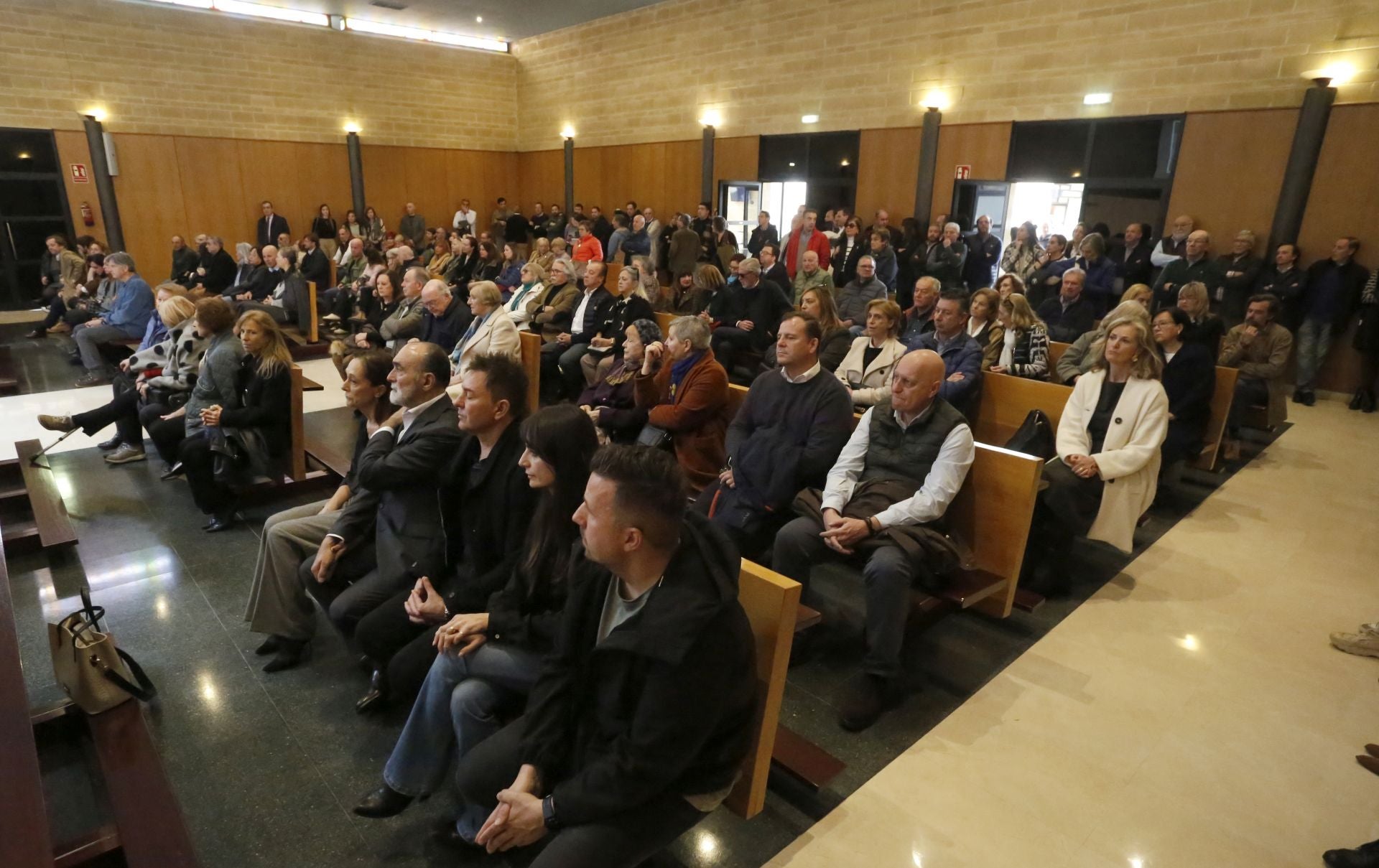 Multitudinaria despedida al hostelero gijonés César Telenti