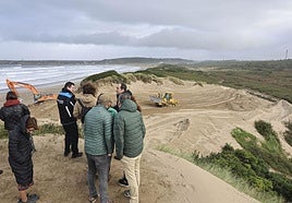 Máquinas en las dunas del Espartal el pasado mes de enero.
