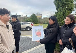 La familia del 'viejo Leo' muestra una foto de la víctima.