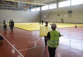 Trabajos de montaje de las pistas del Premier Padel en el Palacio de Deportes de Gijón.