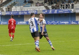 Josín celebra con Viti el gol del empate ante la Gimnástica de Torrelavega.