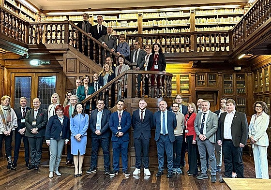 Los rectores de las universidades de la alianza Ingenium junto a los miembros del comité ejecutivo y los órganos asesores, en la Biblioteca del Edificio Histórico de la Universidad de Oviedo.