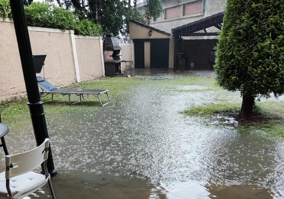 Parcela privada de Lugones, inundada.