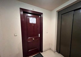 La puerta de la vivienda donde convivían el 'viejo Leo' y el acusado.