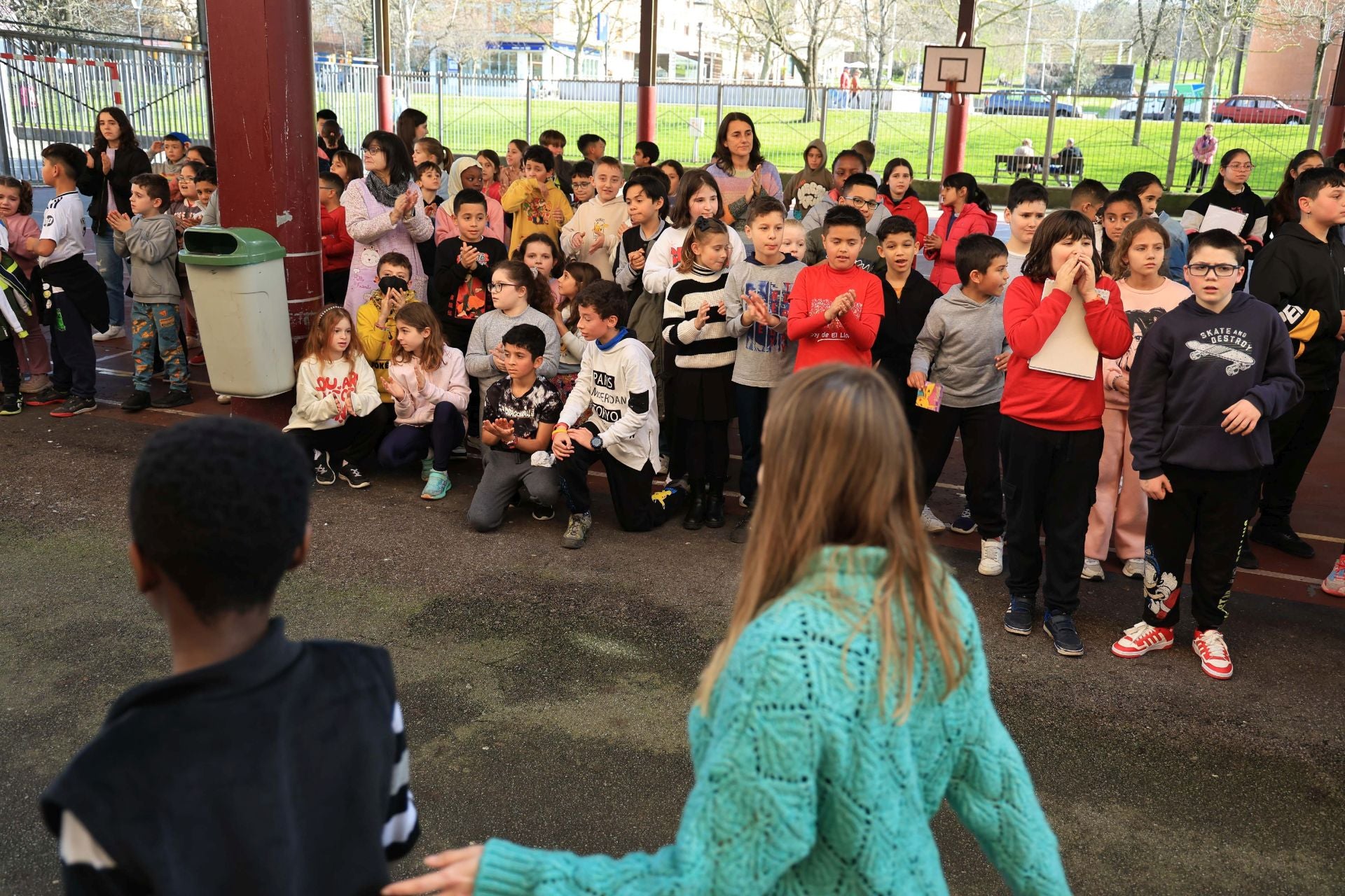 Lágrimas y abrazos en la despedida de los alumnos del colegio Rey Pelayo