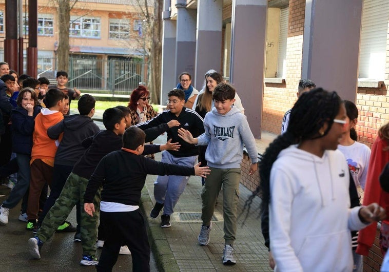 Despedida del colegio El Llano a los alumnos del Rey Pelayo