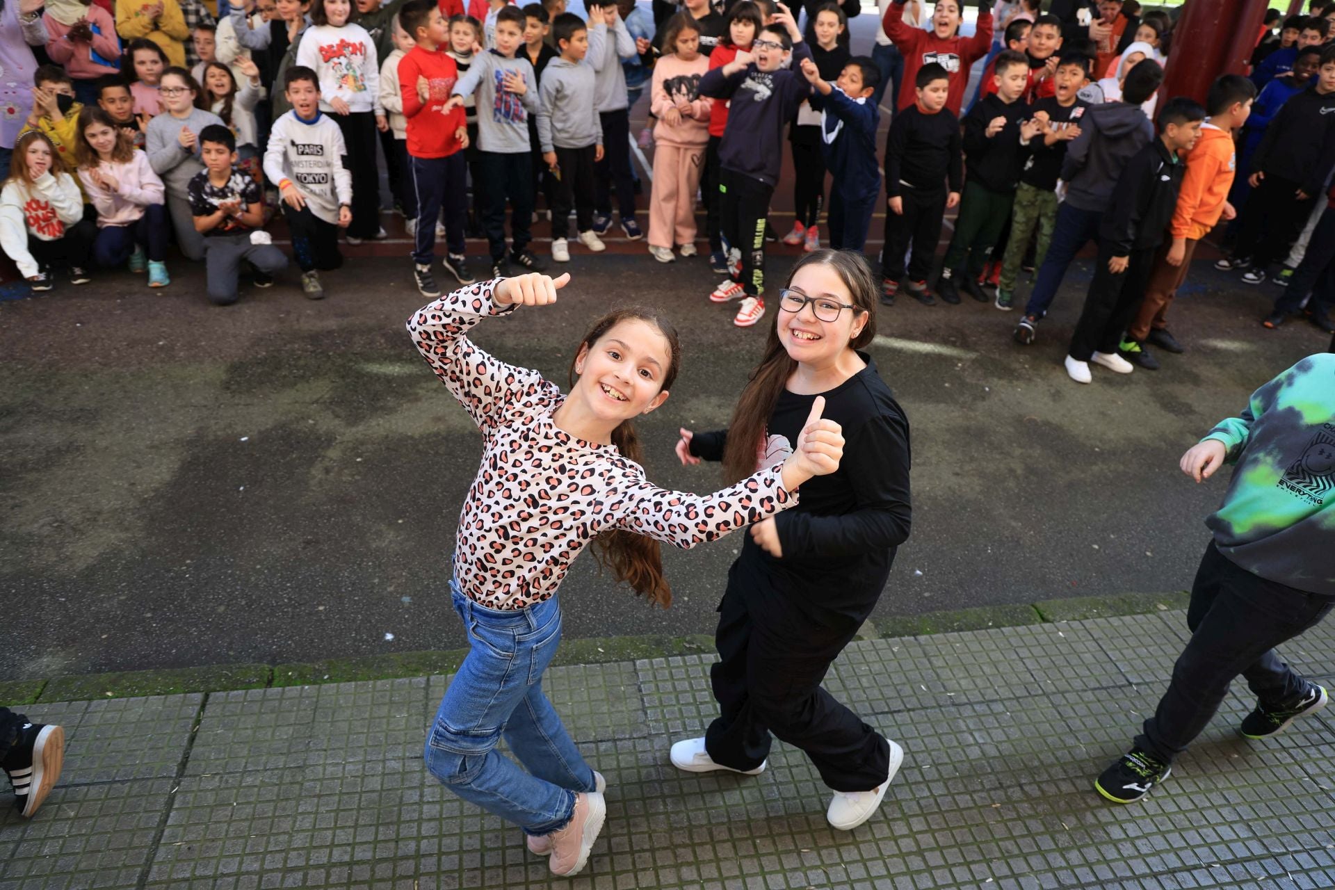 Lágrimas y abrazos en la despedida de los alumnos del colegio Rey Pelayo