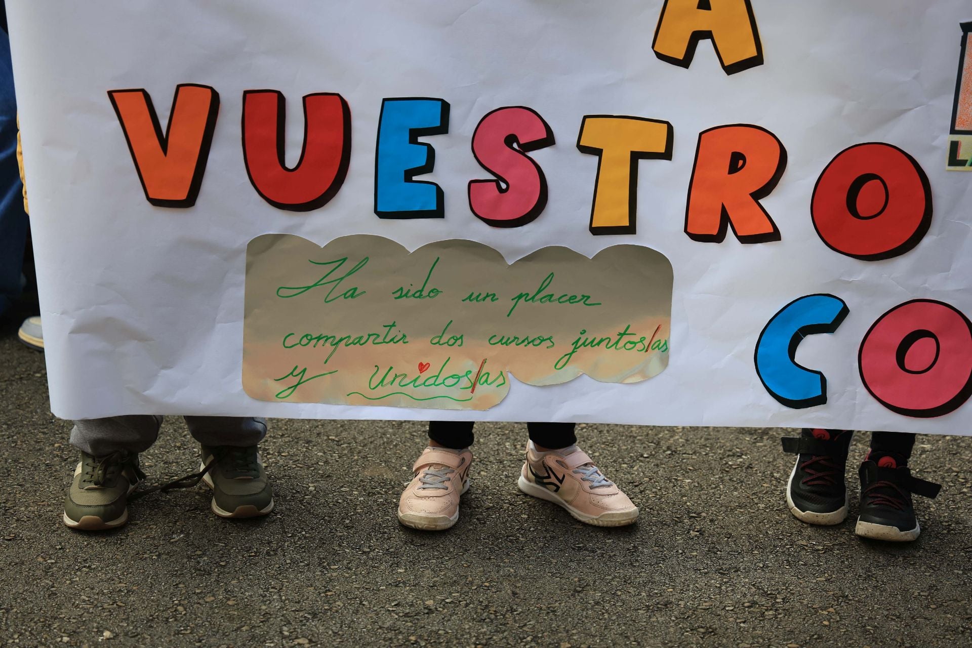 Lágrimas y abrazos en la despedida de los alumnos del colegio Rey Pelayo