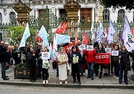 Los comités de empresa de las consejerías de Hacienda y de Bienestar, en su protesta ante la Junta