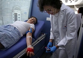 Una joven dondando sangre en Oviedo.