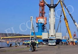 Labores del izado de la grúa accidentada en el puerto de El Musel.