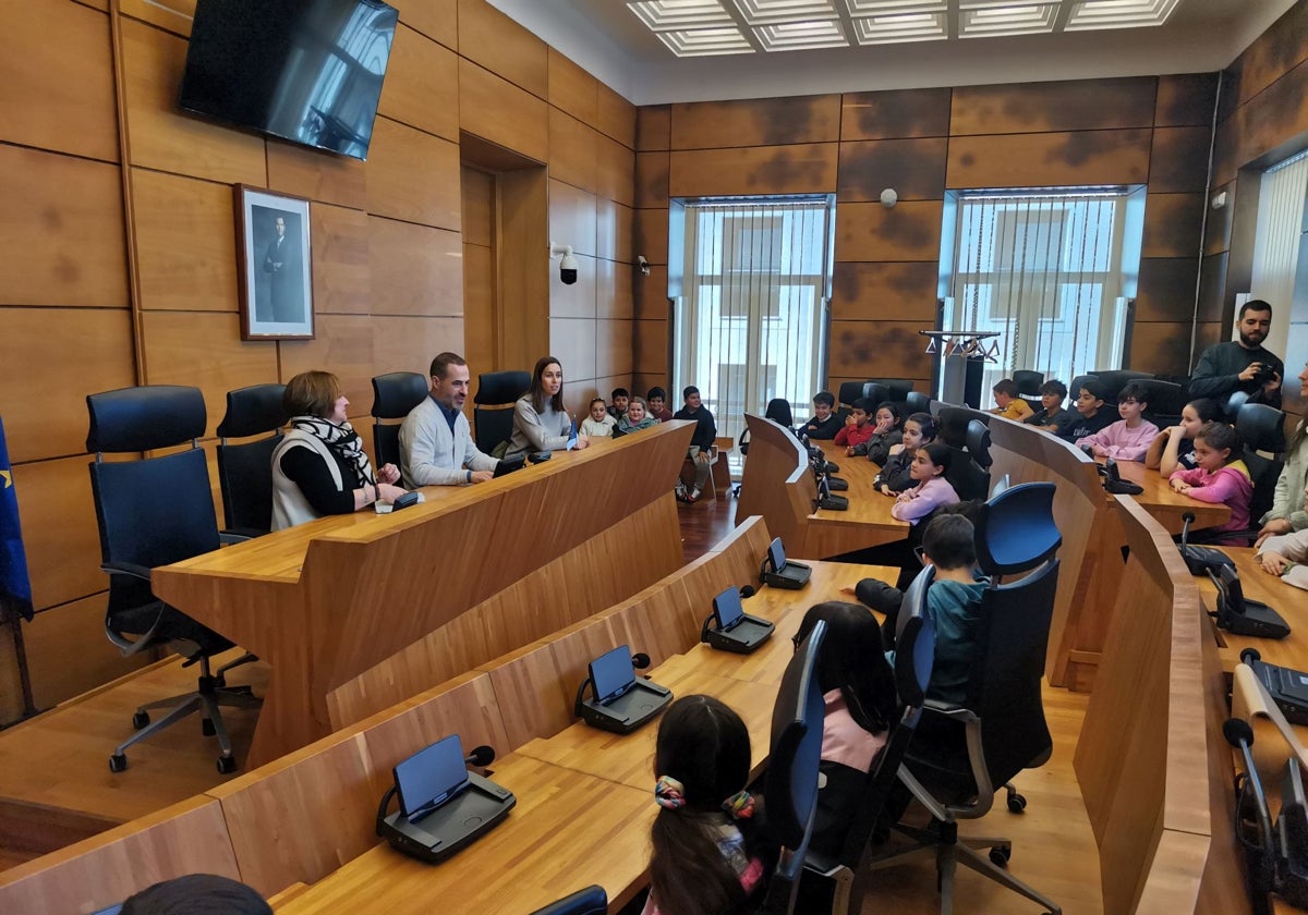 Alumnado de cuarto de Primaria del colegio Hermanos Arregui en el salón de Plenos de Siero, con el alcalde Ángel García