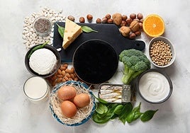 Varios alimentos ricos en vitamina D.