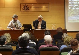 La coordinadora del Aula de Cultura de LA VOZ DE AVILÉS, Mercedes de Soignie, conversa con el geólogo Carlos López en un momento de la conferencia.