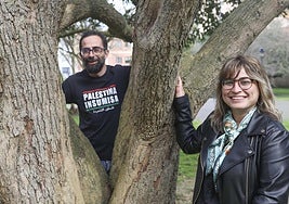 David García y Sara Retuerto, en el parque de Cabruñana.