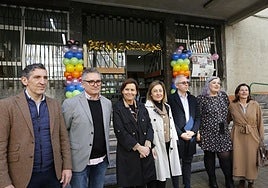 Jorge Pañeda, Gilberto Villoria, Carmen Moriyón, Lydia Espina, Julio Vallaure, Pilar Álvarez y María López en la entrada del Rey Pelayo