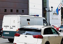 El furgón de la Guardia Civil que trasladó este jueves a Óscar Sánchez, 'Oscarín', al Palacio de Justicia de Oviedo.