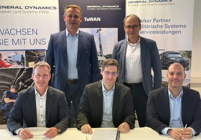 Nico Danneberg (GDELS), Timo Haas, Christian Hieronimus (Rheinmetall), Thomas Kauffmann y Giuseppe Chillari (GDELS), durante la firma.