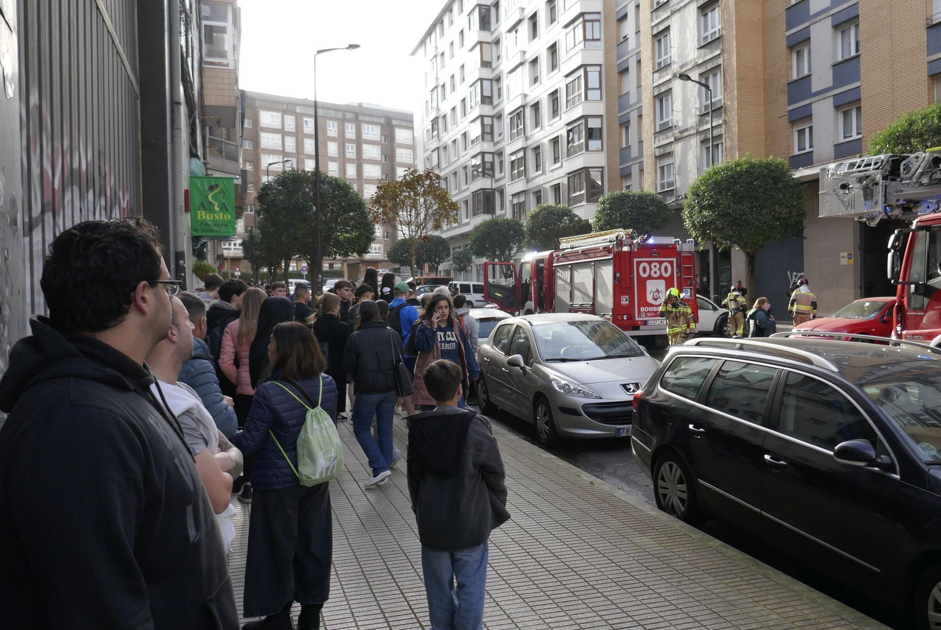 Alarma en Gijón por un incendio en un garaje que obligó a desalojar un gimnasio