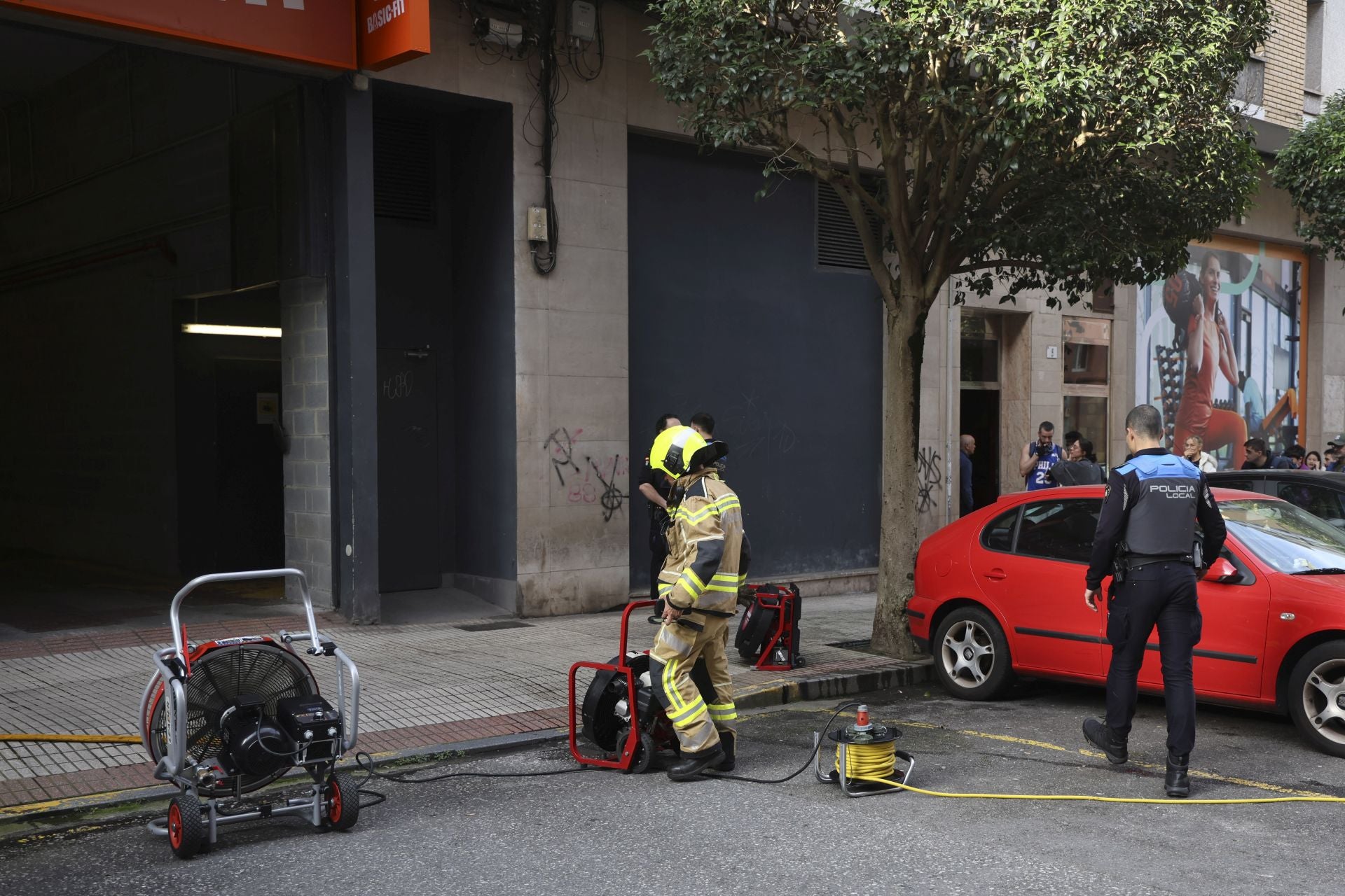 Alarma en Gijón por un incendio en un garaje que obligó a desalojar un gimnasio