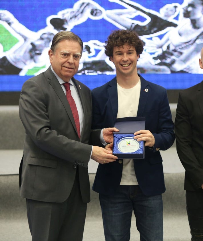 Imagen secundaria 2 - Distintos momentos del homenaje a los mejores deportistas de Oviedo, como el Badminton Oviedo, el Oviedo Club Baloncesto y al piloto Javi Villa, en las imágenes junto al alcalde Alfredo Canteli.