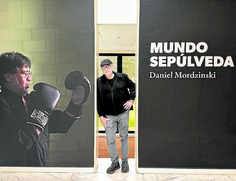 El fotógrafo argentino Daniel Mordzinski, en la entrada de la exposición.