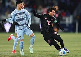 Manu García y Messi en plena disputa por el esférico.