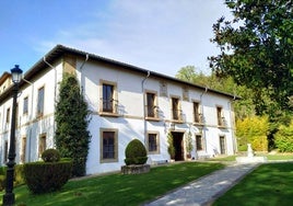 Exterior del palacio de Valdesoto, inicio de la ruta.