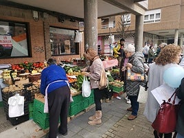 Primer día de los puestos de verduras en los soportales de Lugones.