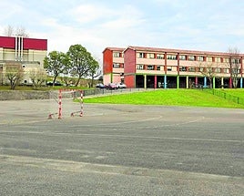 Vista general del actual gimnasio, a la izquierda, y el colegio público de La Carriona.