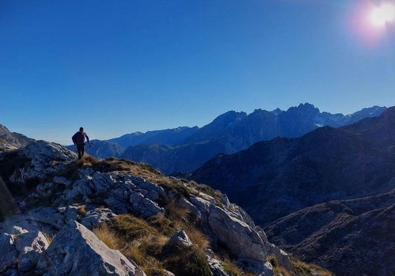 Las dos cumbres que visita esta ruta (Cabeza Xatera y Cabeza Cayarga) son bastante desconocidas pero también muy impresionantes, alzadas a más de 1500 metros en pleno macizo del Cornión