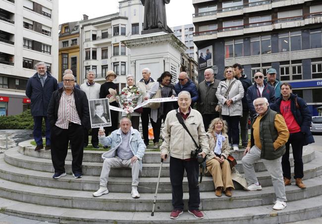 El Grupo Gijón Puerta de la Villa, con Sergio Puente a la cabeza (segundo por la izda), junto a la estatua de Jovellanos en la plaza del Seis de Agosto.