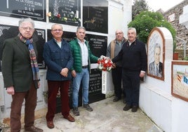 Janel Cuesta, José Luis Villar, Juan García Peón, Alberto Estrada y Manuel Machargo, junto a la tumba de Arturo Fernández, en Ceares, con un ramo de flores de Gijón Participa.