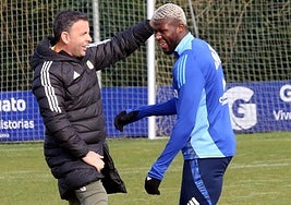 Javier Calleja bromea con el futbolista Sibo durante un entrenamiento en las instalaciones de El Requexón.