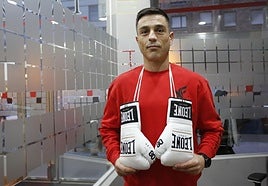 Héctor Brea, con sus guantes en LA VOZ DE AVILÉS.
