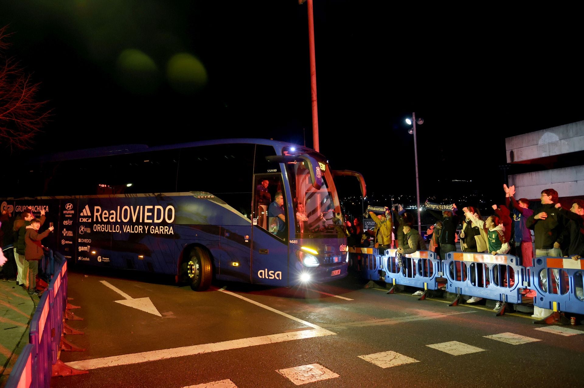 La afición recibe al Real Oviedo tras volver como líder de segunda
