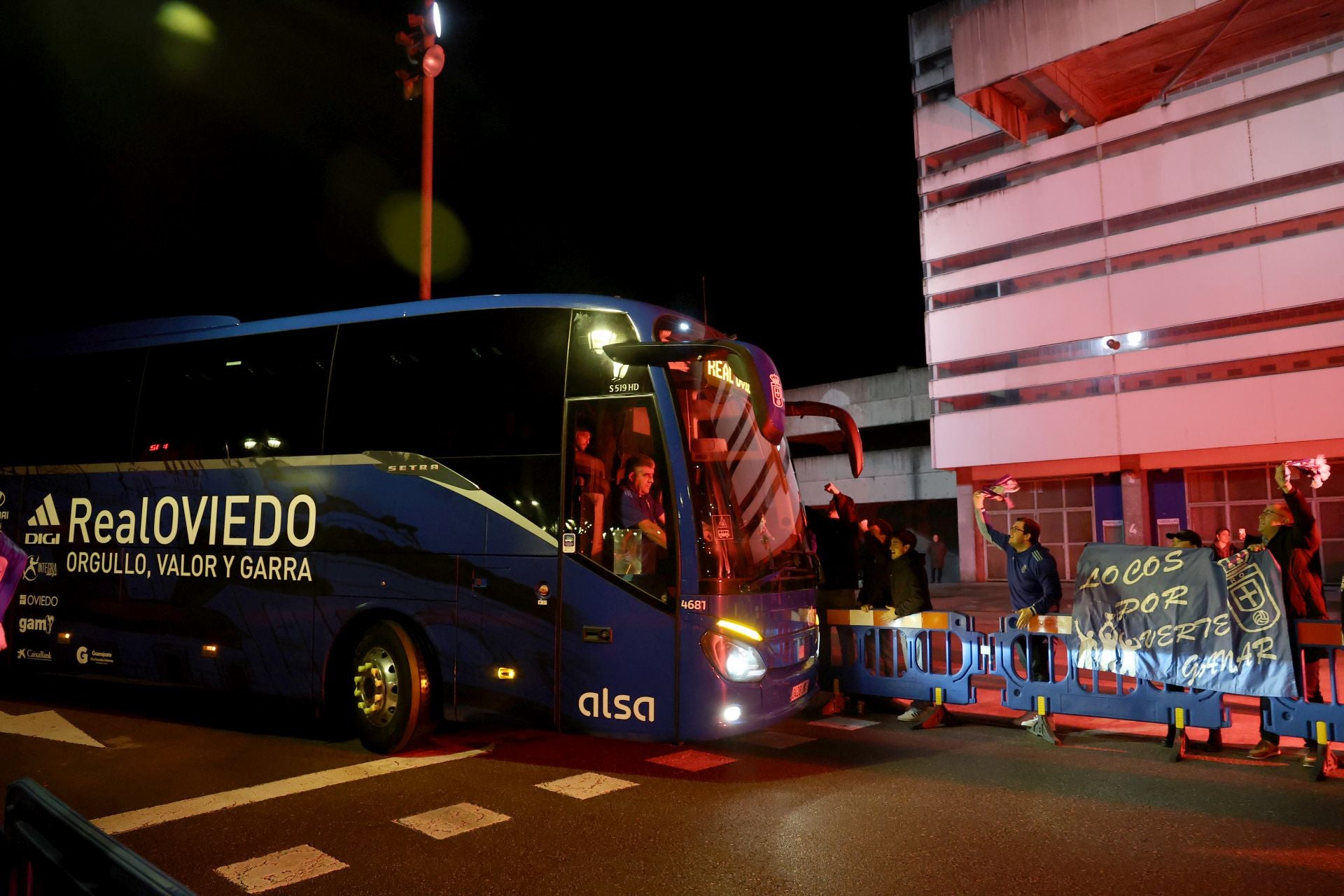 La afición recibe al Real Oviedo tras volver como líder de segunda