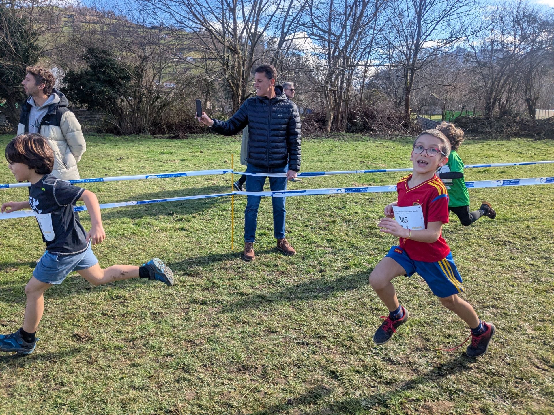 Más de 1.300 niños de toda Asturias corren en Laviana