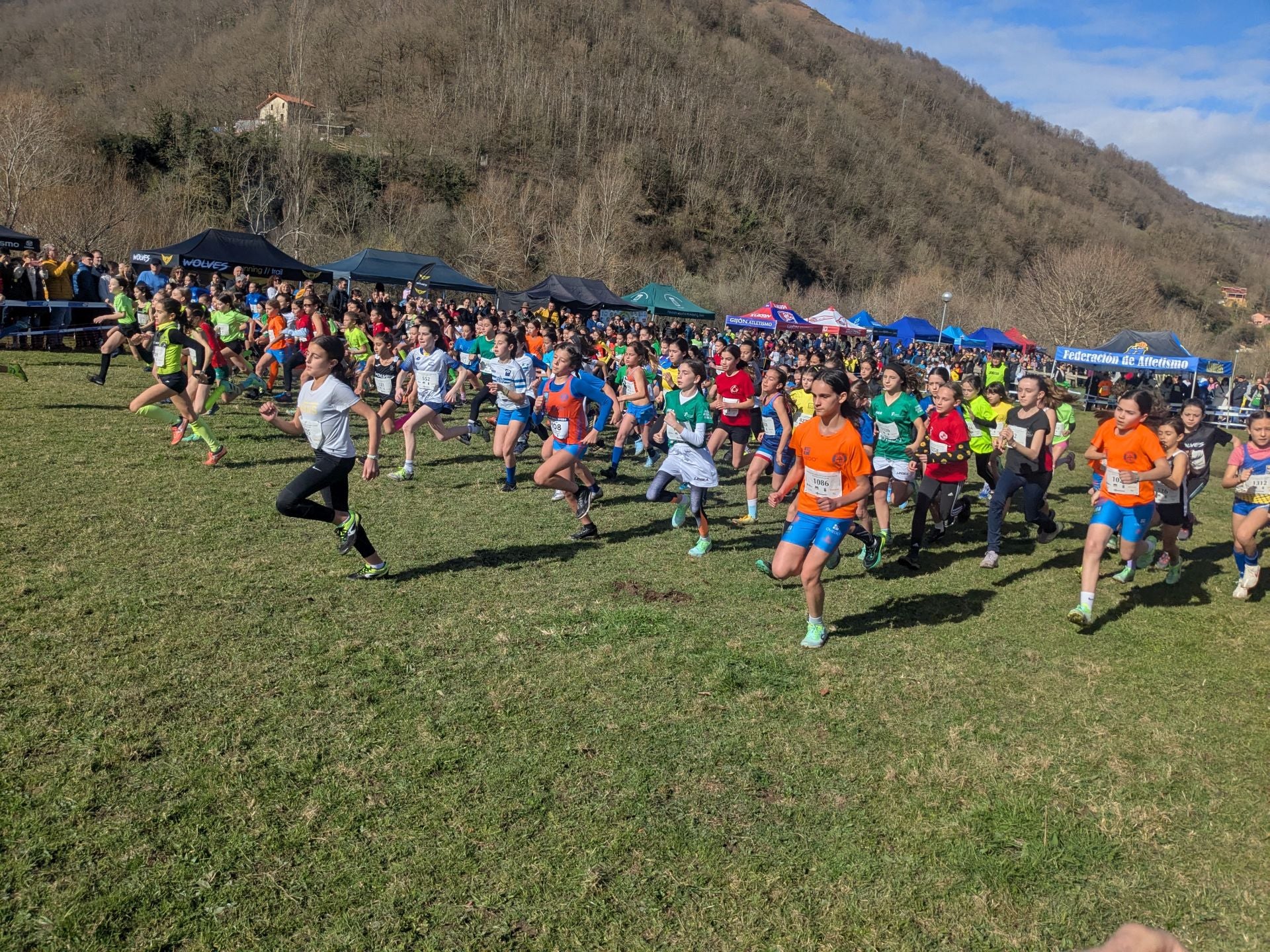 Más de 1.300 niños de toda Asturias corren en Laviana