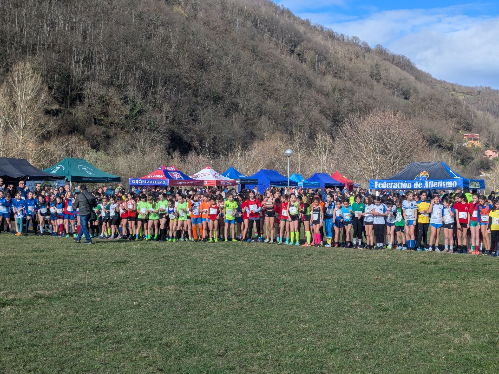 Más de 1.300 niños de toda Asturias corren en Laviana