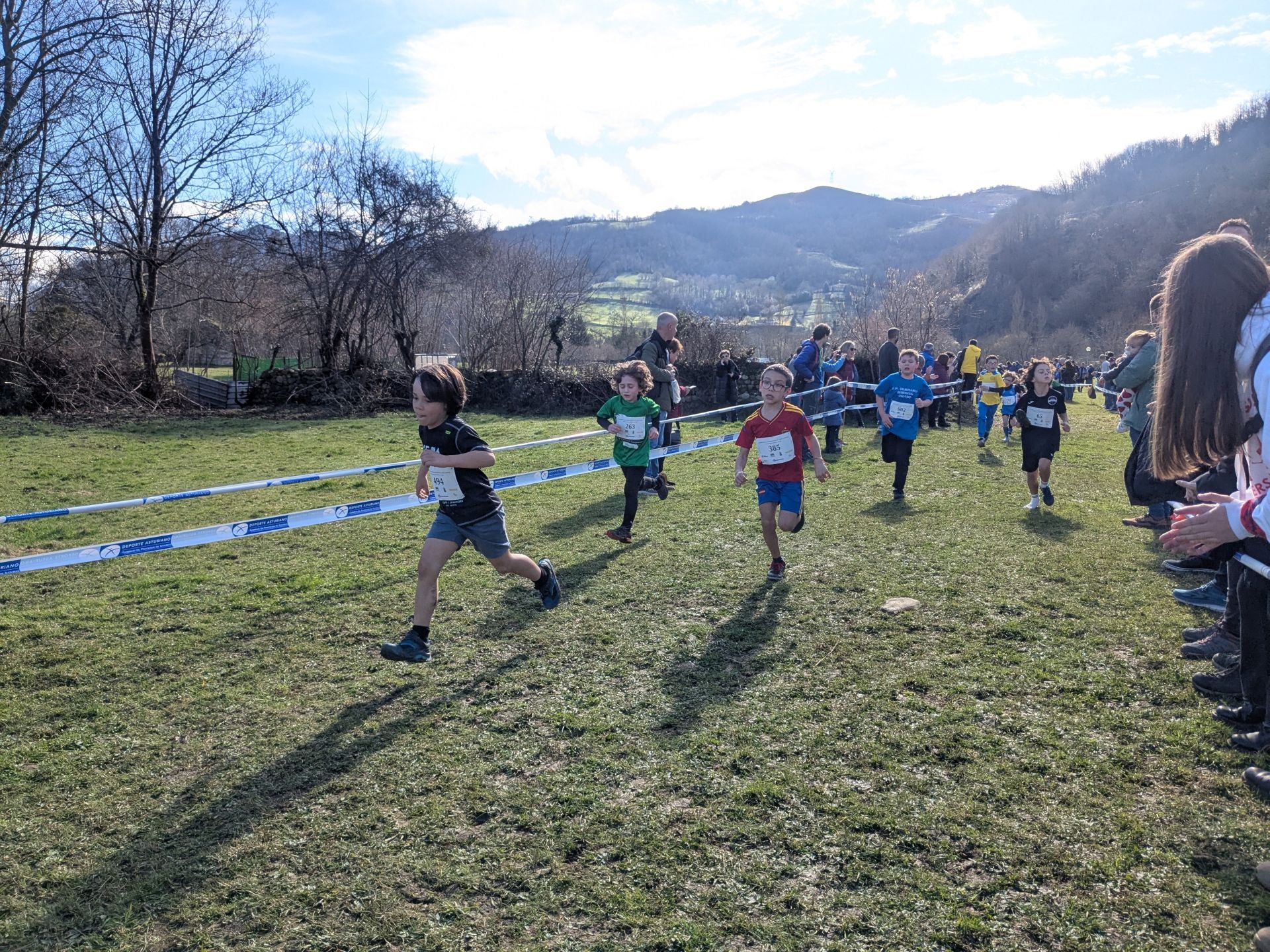 Más de 1.300 niños de toda Asturias corren en Laviana