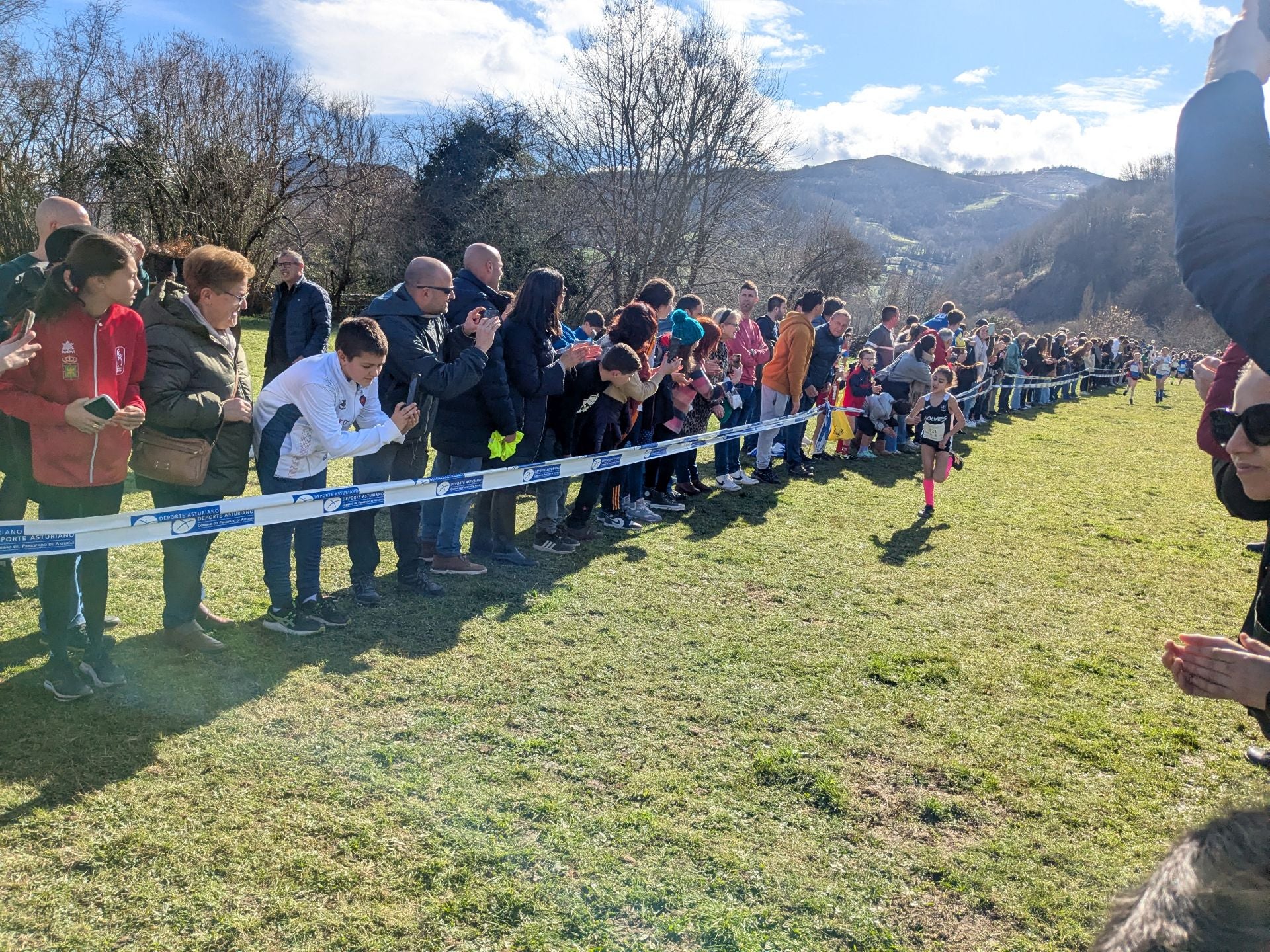 Más de 1.300 niños de toda Asturias corren en Laviana