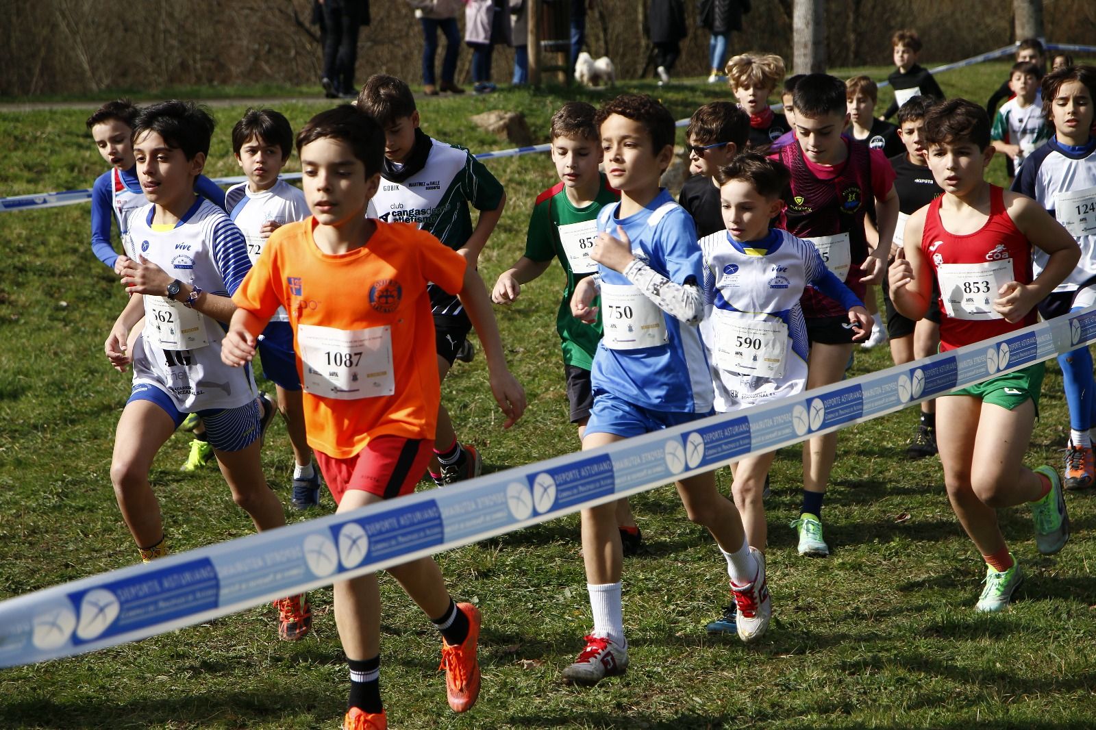 Más de 1.300 niños de toda Asturias corren en Laviana