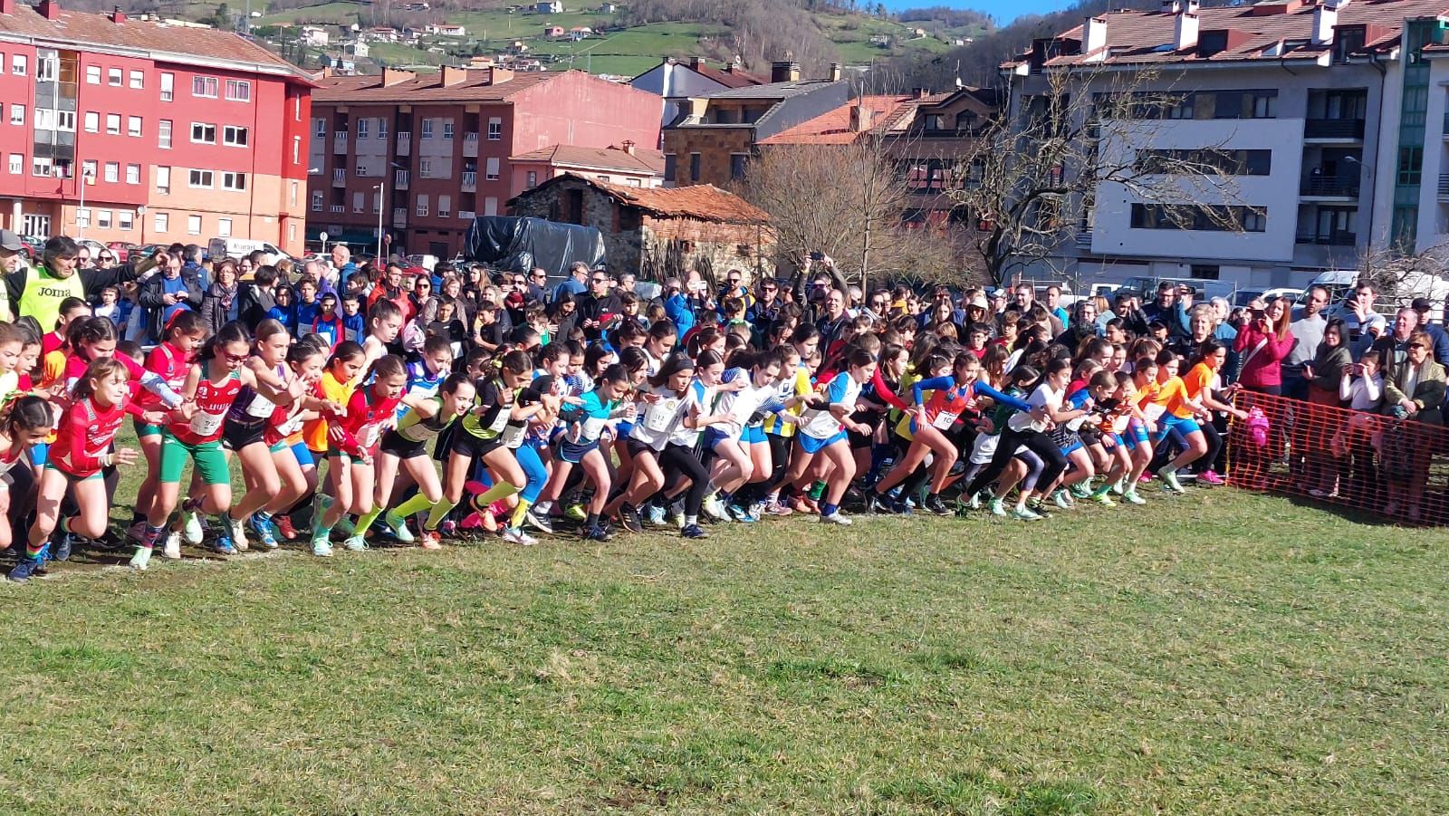 Más de 1.300 niños de toda Asturias corren en Laviana