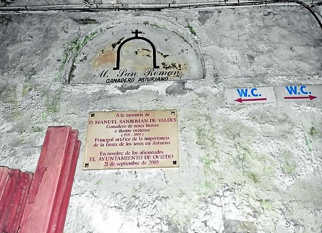 Una de las placas conmemorativas.