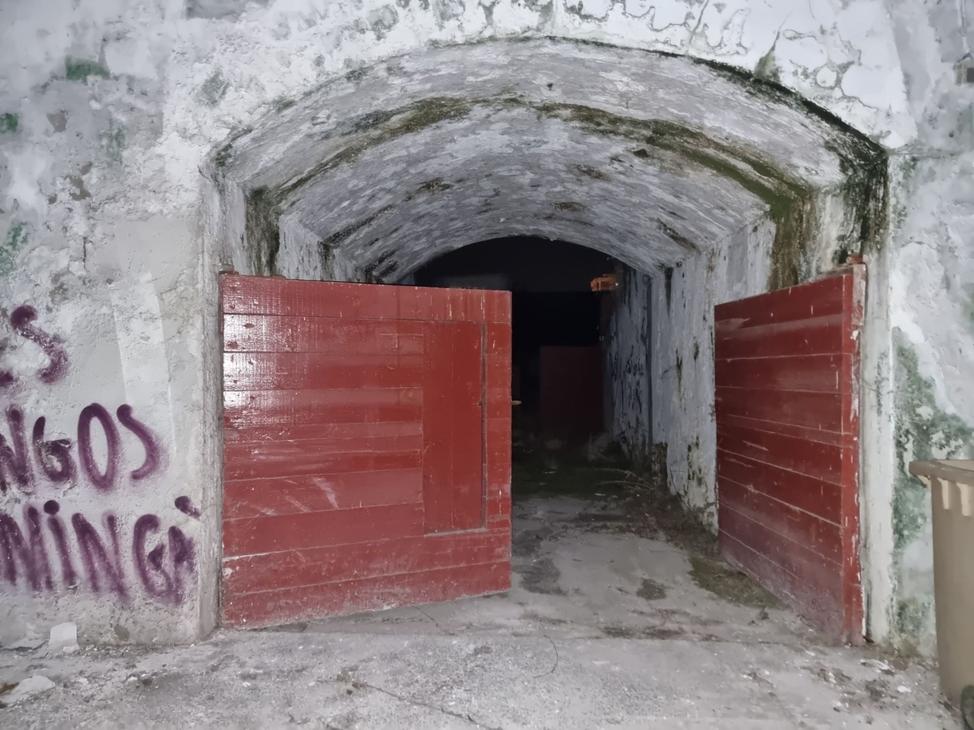 Grafitis en el interior.