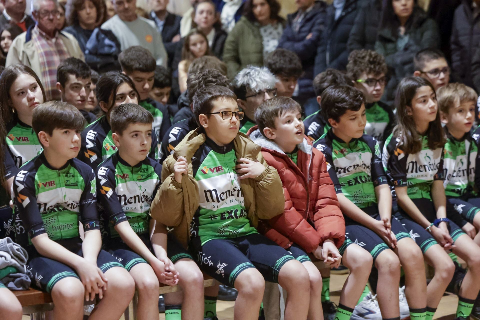 Presentación de los equipos de la escuela de ciclismo de Las Mestas