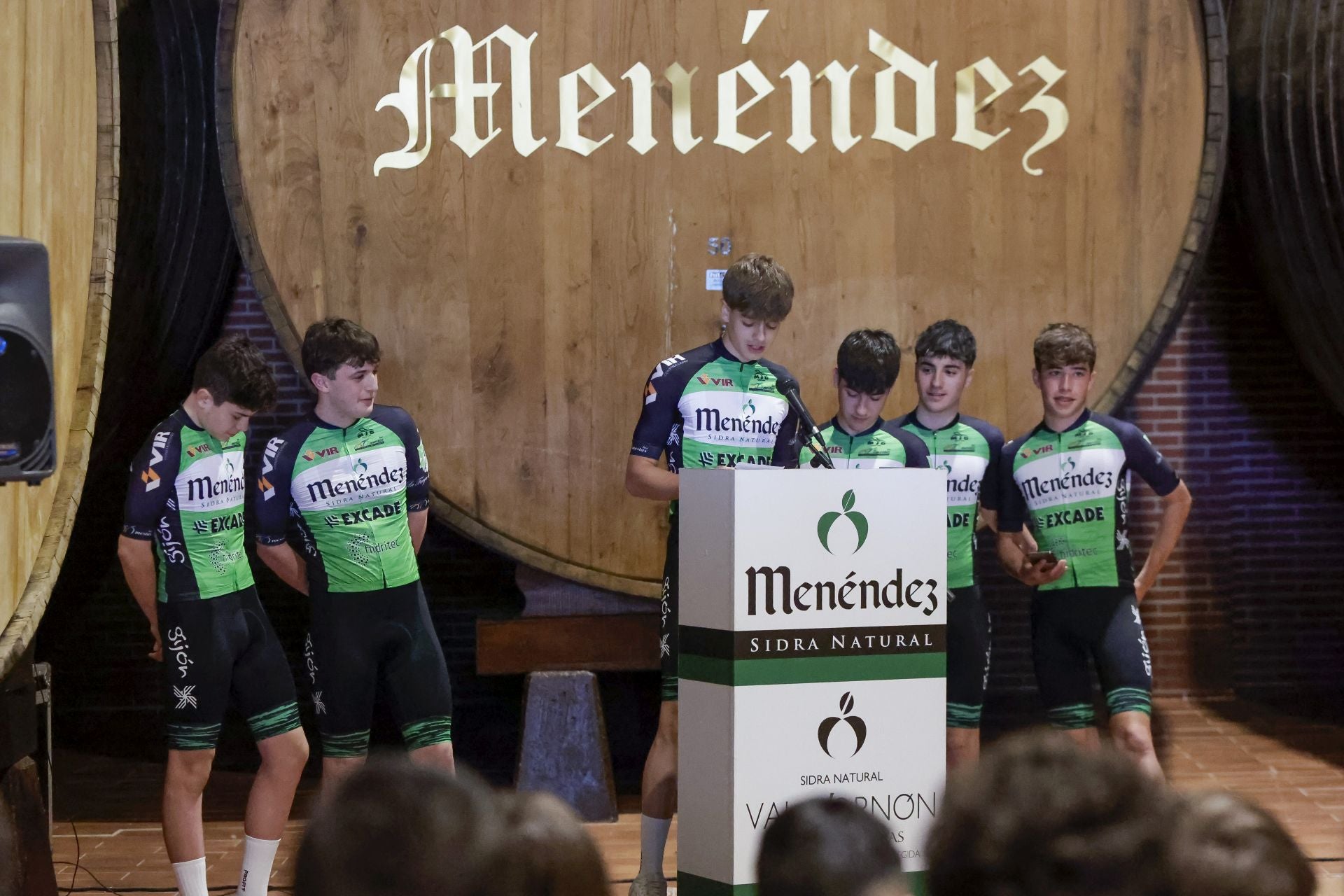 Presentación de los equipos de la escuela de ciclismo de Las Mestas